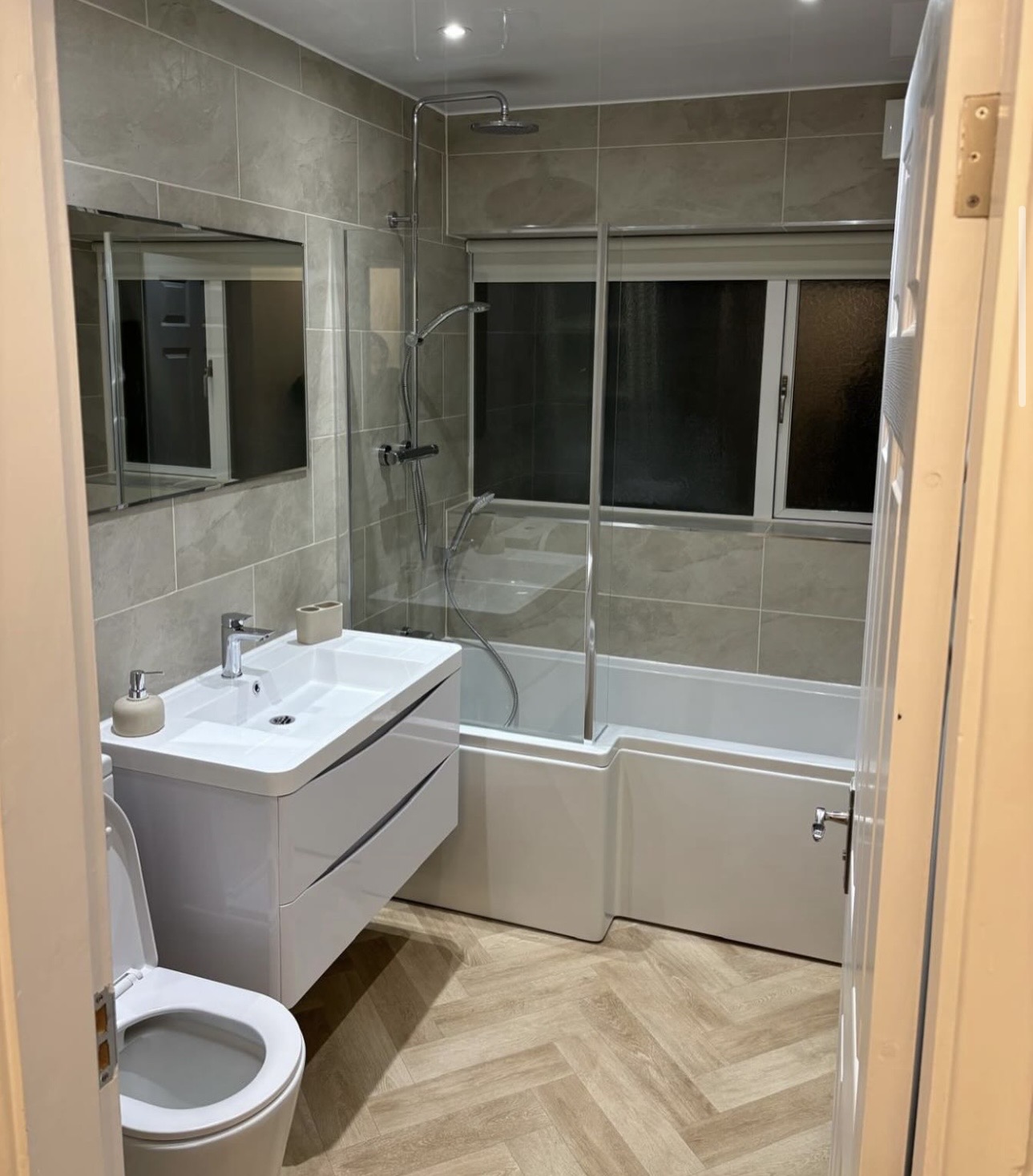 Small bathroom renovation with bright finishes by M3 Trades